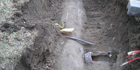 Defektes Tonrohr eines Abflusses unter aufgegrabener Strasse