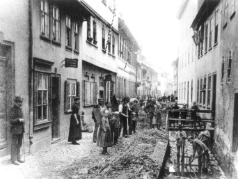 Historische Aufnahme um die Jahrhundertwende von Aushebungsarbeiten an einer Straße 