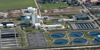 Ansicht des Geländes von oben, u.a. mit Rechenhäusern, Rechenanlagen, Nachklärbecken, Rückhaltebecken