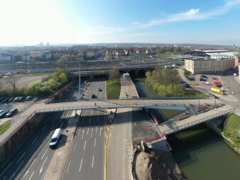 Das Drohnenbild zeigt eine Fuß- und Radwegbrücke, die über die vierspurige Stauffenbergallee führt.