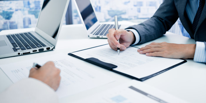 Foto: Symbolbild Analyse Daten und Fakten © Nonwarit/Fotolia.com Geschäftsleute besprechen Diagramme am Arbeitstisch