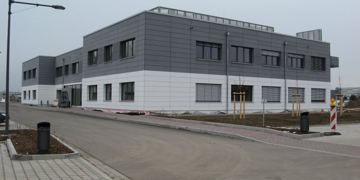 grau-weißes modernes zweietagiges Gebäude