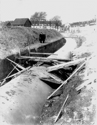 Historische Aufnahme von der Verlegung eines unterirdischen Kanalrohres
