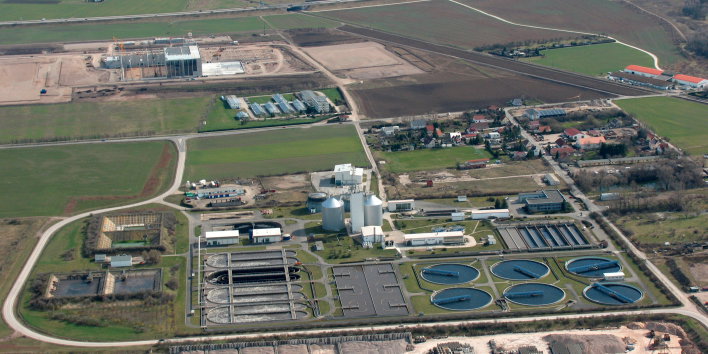 Foto: Kläranlage Kühnhausen Luftbild © Stadtverwaltung Erfurt Ansicht des Geländes von oben, u.a. mit Rechenhäusern, Rechenanlagen, Nachklärbecken, Rückhaltebecken
