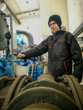 Foto: Fachkräfte für Abwassertechnik betreuen und warten technische Anlagen © Stadtverwaltung Erfurt Technische Prozesse wurden automatisiert, werden aber weiterhin durch Mitarbeiter gesteuert und überwacht
