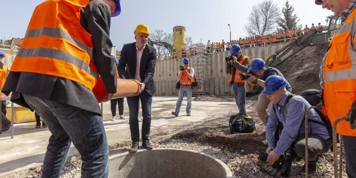 Grundsteinlegung in 6 Meter Tiefe