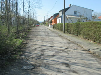 Eine schmale Straße mit einer verschlissenen Oberfläche.