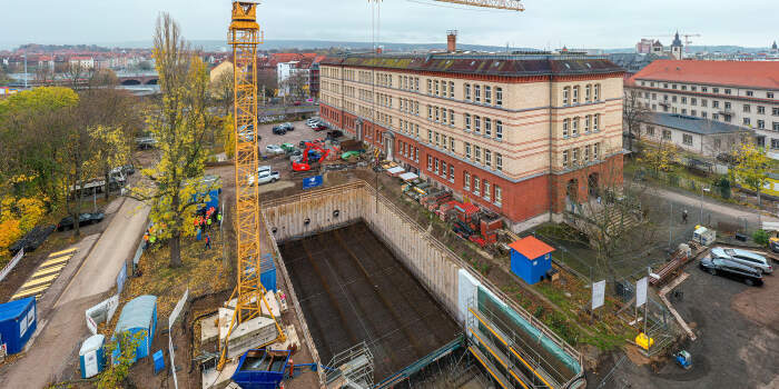 Zeitkapsel versenkt und Grundstein gelegt