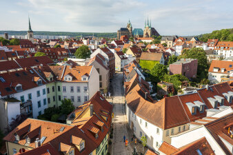 Luftaufnahme eines Altstadtviertels, im Hintergrund der Erfurter Dom