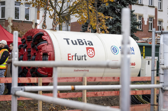 Transportkanal Puschkinstraße: Taufe der Tunnelbohrmaschine TuBia eine runde, weiß-rote Maschine mit Aufschrift TuBia